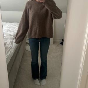 Blå low waist bootcut jeans Gina tricot - Säljer dom här super snygga low waist bootcut jeansen från Gina tricot pga att de är lite små i midjan för mig. Inga defekter. Köparen står för frakten💞💞