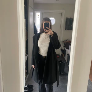 Kappa från Zara - Superfin kappa från Zara.  Nypris: 559kr men säljer för 250kr då den är i mycket gott skick. Säljs på grund av att jag har hittat en annan kappa.   Hör gärna av dig vid frågor eller funderingar! Jag kan även gå ner i pris vid snabb affär.