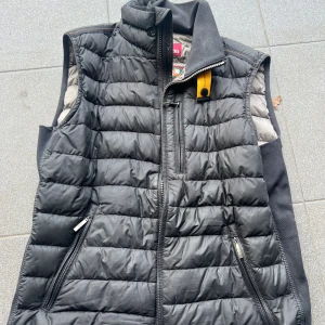 Parajumpers väst  - Tjena, säljer en skit snygg parajumpers väst! Den är i storlek xs! Den är i super fint skick med inga flaws. Köpte den på kidsbrandstore för 3000kr