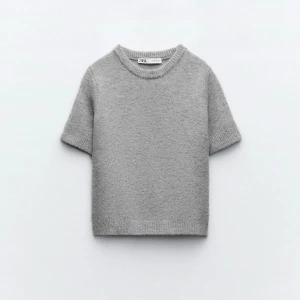 Grå stickad tröja - Intressekoll på min gråa stickade tröja köpt från zara. Nästan helt oanvänd i storlek xs. Köparen står för frakten och hör av er! 💓