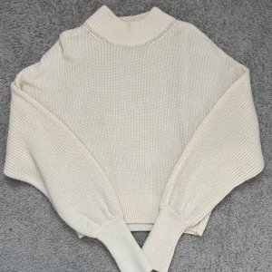 Finstickad vit tröja - Knappt aldrig använd  Väldigt fint skick