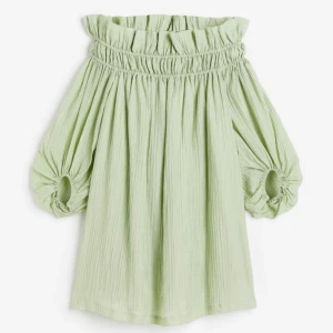 H&M - ljusgrön Off shoulder - klänning - ❗️INTRESSEKOLL❗️ på min superfina och helt slutsålda klänning ifrån H&M då jag tyvärr beställde fel storlek🤍Klänningen är helt ny och har därför inga defekter🤍Klänningen inhandlades för 500 kr🤍