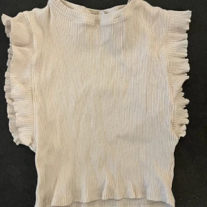 Fin topp - En fin topp som passar till sommaren, tyvärr passar inte mig längre. Är ganska stretchig i materialet så funkar som S 