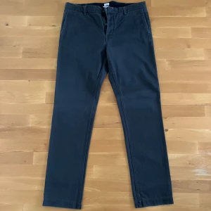 Mörkgråa Filippa K chinos - Mörkgråa chinos från Filippa K i stl 54