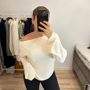 Tröja  - Oanvänd med etikett på  Färgen är typ off white. Nypris 359kr