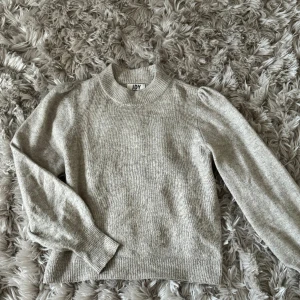 Beige tröja  - Fin beige tröja från JDY, inga defekter för utom lite nåprig på vissa ställen, derför priset. Kontakta gärna vid inntresse eller om du vill ha fler bilder🩷storlek M men sitte som S💕