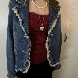 Vintage jeansjacka - Världens finaste vintage jeansjacka med feminina detaljer. Jättebra skick!💘