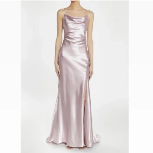 Balklänning - Säljer denna superfina balklänning i siden! Den är öppen i ryggen. Helt ny, aldrig använd med prislappar kvar.💗