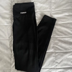 Stronger tights  - Stronger tights i storlek XS, säljer billigt eftersom dom är använda, dock i ganska fint skick, de har en liten lagning men inget man ser, skicka pm för bild! 30kr +frakt