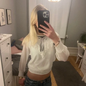 jättefin blus - Säljer en sjukt fin blus, den har jättesöta mönster på sig och passar perfekt till t ex en finmiddag💋 den är i storlek 152, tror heller inte att den säljs längre💘 kan tänka gå ner i pris