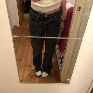 Svarta Jeans - Jätte snygga jeans från weekday! Lågmidjade!💕 har gått sönder lite i slutet av jeansen… fråga gärna om du vill se!💕☺️