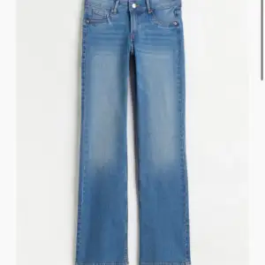 Mina har tyvärr gått sönder och vill därför köpa dom här jeansen från HM i modellen ”bootcut low jeans” i storlek 34🫶🫶