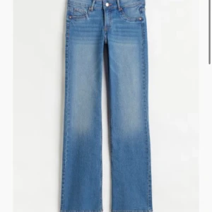 Söker dessa HM jeans - Mina har tyvärr gått sönder och vill därför köpa dom här jeansen från HM i modellen ”bootcut low jeans” i storlek 34🫶🫶