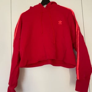 Adidas hoodie  - Använd fåtal gånger, väldigt fint skick