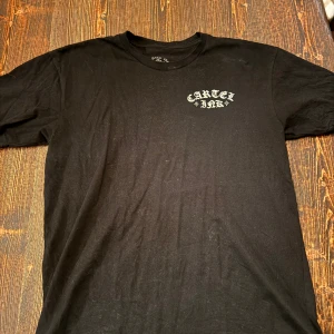 T-shirt Cartel Ink - Cartel ink T-shirt i storlek XL. Använd ett fåtal gånger och i perfekt skick 