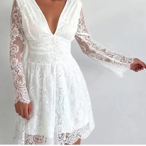 Studentklänning  - Superfin spets klänning, perfekt för studenten!  Aldrig använt säljer för den var för liten på mig💕