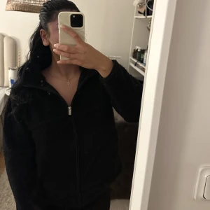 Teddy tröja  - Denna Teddy tröja med dragkedja kommer från lager 157! Fläckarna som syns går bort i tvätten så dem kommer inte finnas ifall ni vill köpa tröjan!  Jätte skön och snygg!  Nypris 200kr 