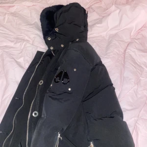 Moose knuckels  jacka  - Vinterjacka för tjejer, svart päls + svart metalldetaljer. Inga defekter den är skit det jag älskar den💥 den är din jacka så den är varm vinterjacka med fickor och allt skriv om frågor och pris 