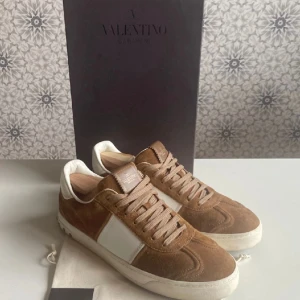 Valentino flycrew  - Intressekoll på mina bruna flycrews. Lägg gärna prisförslag så hör jag av mig till dig om ditt bud är intressant men tänker inte sälja under 3999. Tillkommer allt og och alla nitar är kvar. Riktigt bra skick. Hör av er vid frågor🙌