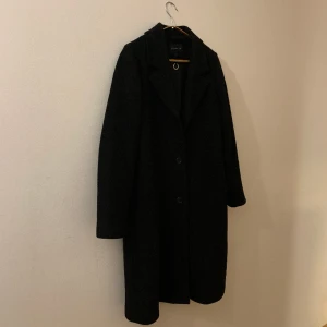 Ullkappa  - Medellång ullkappa från märket Stock hlm. Storlek 38. I väldigt bra skick. 90% ull 10% cashmere