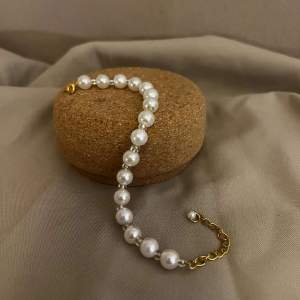 Armbandet Hedvig är gjord med stora vita pärlor med små ljus blåa pärlor och passar fint till vintern. Låset och kedjan är i guldplätering. Namn: Hedvig Längd: Hela 22,5 cm Pärlor 16 cm 