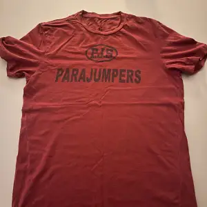En Parajumper t shirt i bra skick!