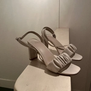 Klackskor - Beige klacksko med öppen tå, använda två gånger och är i superfint skick!❤️ nypris 480kr, men säljer för 250