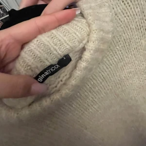 Stickad T-shirt  - Köpte denna för något år sen och aldrig använt den, den är lite stickig i matrialet vilket har varit anledningen till att jag knappt använd den. Utöver det är den super fin, varm och perfekt till ett par svarta boutcut jeans. Köparen står för frakt❣️❣️