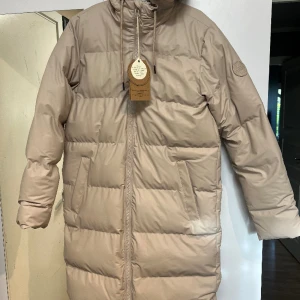 Tjock regn/vinterjacka - Storlek 36 helt ny. 