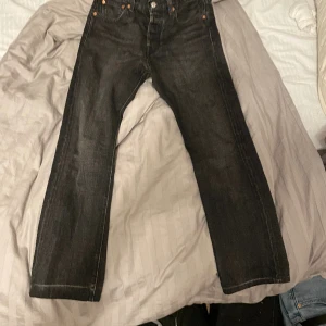 Levis 501 svart - Tja säljer nu minna svarta Levis 501 då dom inte passar mig längre. Byxorna är aningen andvönda därpå priset. Skriv för fler bilder eller ifall ni har fler frågor. 31/29