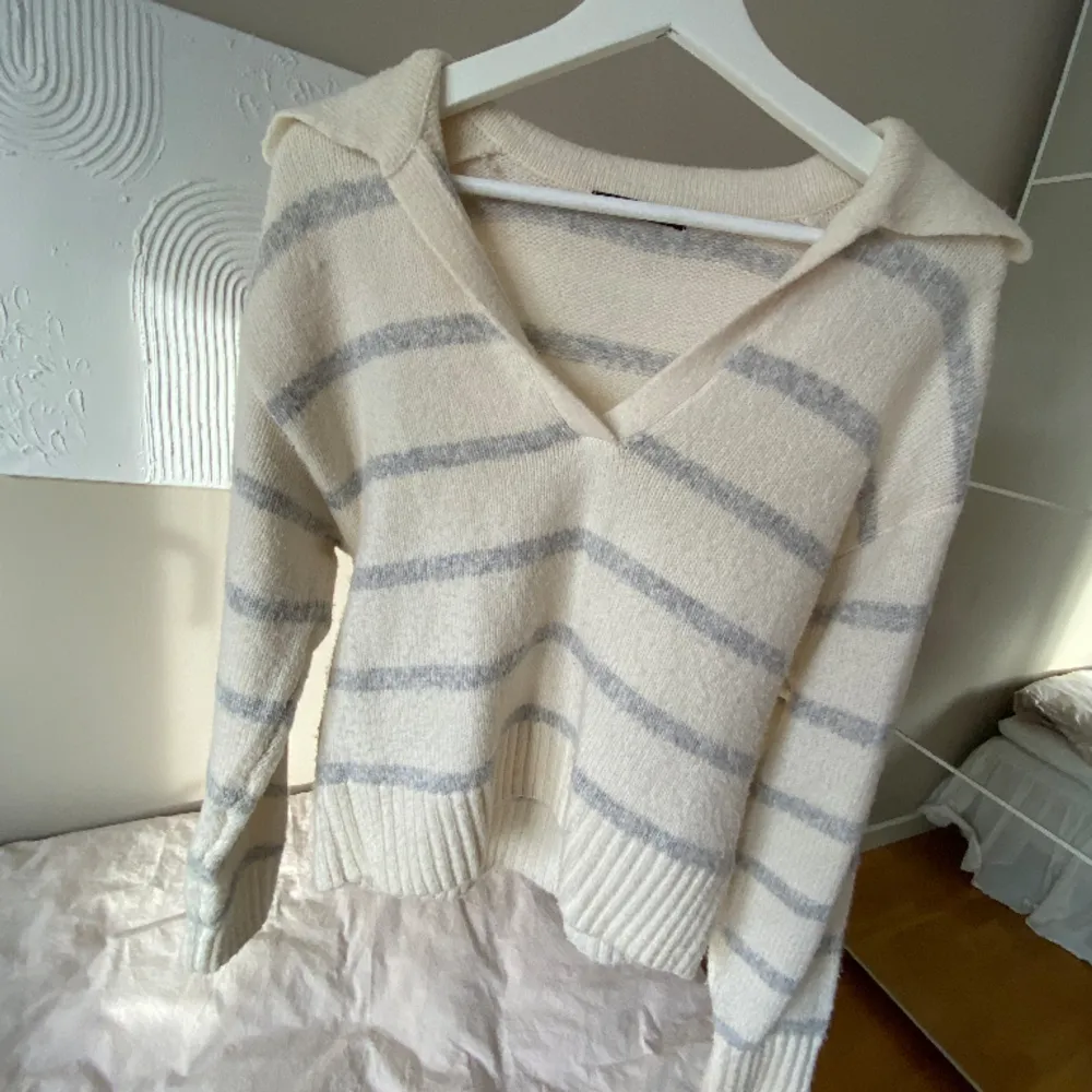 Superfin stickad tröja från Gina Tricot. Grå och vitrandig. Passar storlek xxs-s. Tröjor & Koftor.