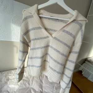 Stickad tröja - Superfin stickad tröja från Gina Tricot. Grå och vitrandig. Passar storlek xxs-s