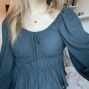 Blus - Säljer denna fina topp som tyvärr aldrig kommit till användning. Väldigt ny och aldrig använd därav prislappen kvar. Köpt för 179kr. Storlek L men är vanligtvis S och passar bra på mig