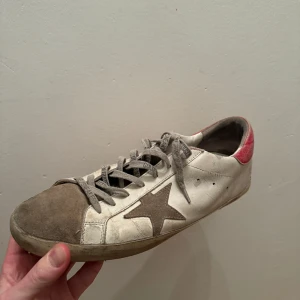 Golden Goose Skor - Säljer mina väldigt slitna golden goose skor. Haft som beaters ett tag och det syns verkligen på sulorna. Det är hål i bakre delen av båda sulorna, vet ej om det går att reparera men en skomakare kan nog greja det Storlek 46 1200kr Pris kan diskutera