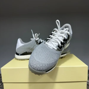 adidas Golf Mens TOUR360 XT-SL Textil Spikeless Vattentäta Golfskor - Om ni har några frågor om skona är de bara att fråga. De är helt nya knappt använt skorna, vid intreese hör gärna av er :)