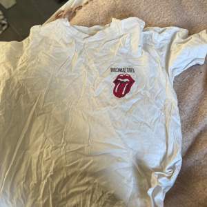 Jätte snygg T shirt med Rolling Stones tryck där bak, kommer ej till användning 