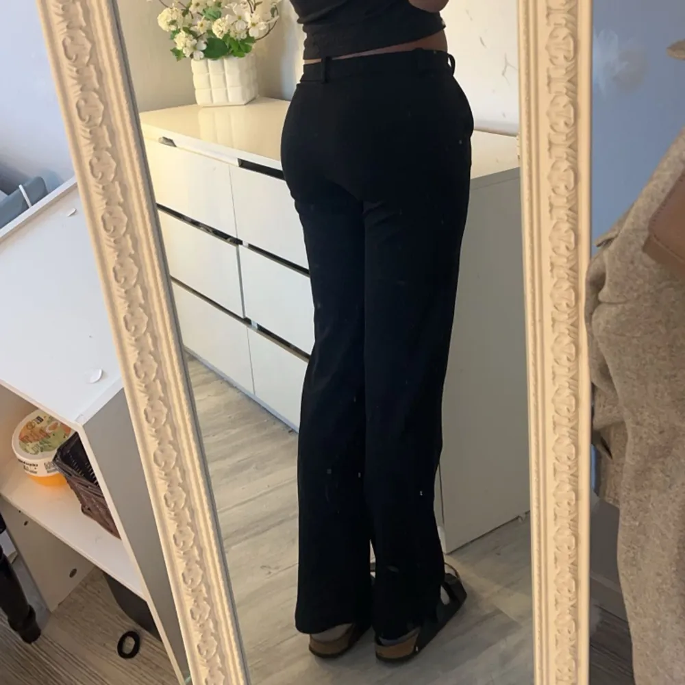 Jätte fina svarta kostymbyxor från Vero Moda som är långa jag är 172cm💕. Jeans & Byxor.