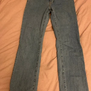 Blå jeans från bikbok  - Fina jeans från bikbok i modellen low straight. Jeansen är nyköpta och har därför inte använts mycket. Säljer på grund av att de är för stora och inte används längre. Köpta för 699 kr