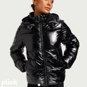 Svart glänsig jacka  - Jätte fin jacka ifrån Nelly som knappt är andvänd 💕så skön säljer eftersom den inte kommer till andvändning 💕