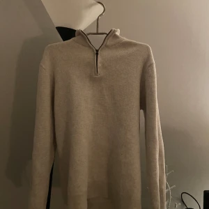 Half-zip tröja  - Säljer min half-zip som jag köpte på volt för ett tag sen, skicket är väldigt bra! Köpte den för runt tusen lappen, vid snabbäffär får ni den billigare