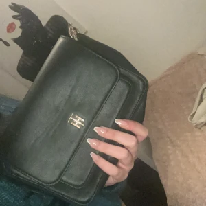 Tommy hilfiger väska - Bra skick använd ett par gånger