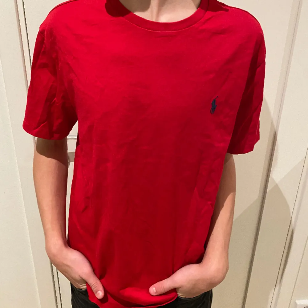 Tjena! Säljer min röda Ralph lauren t-shirt pga att jag inte andvänder den och den är lite stor.Den är i bra skick 8/10. T-shirts.