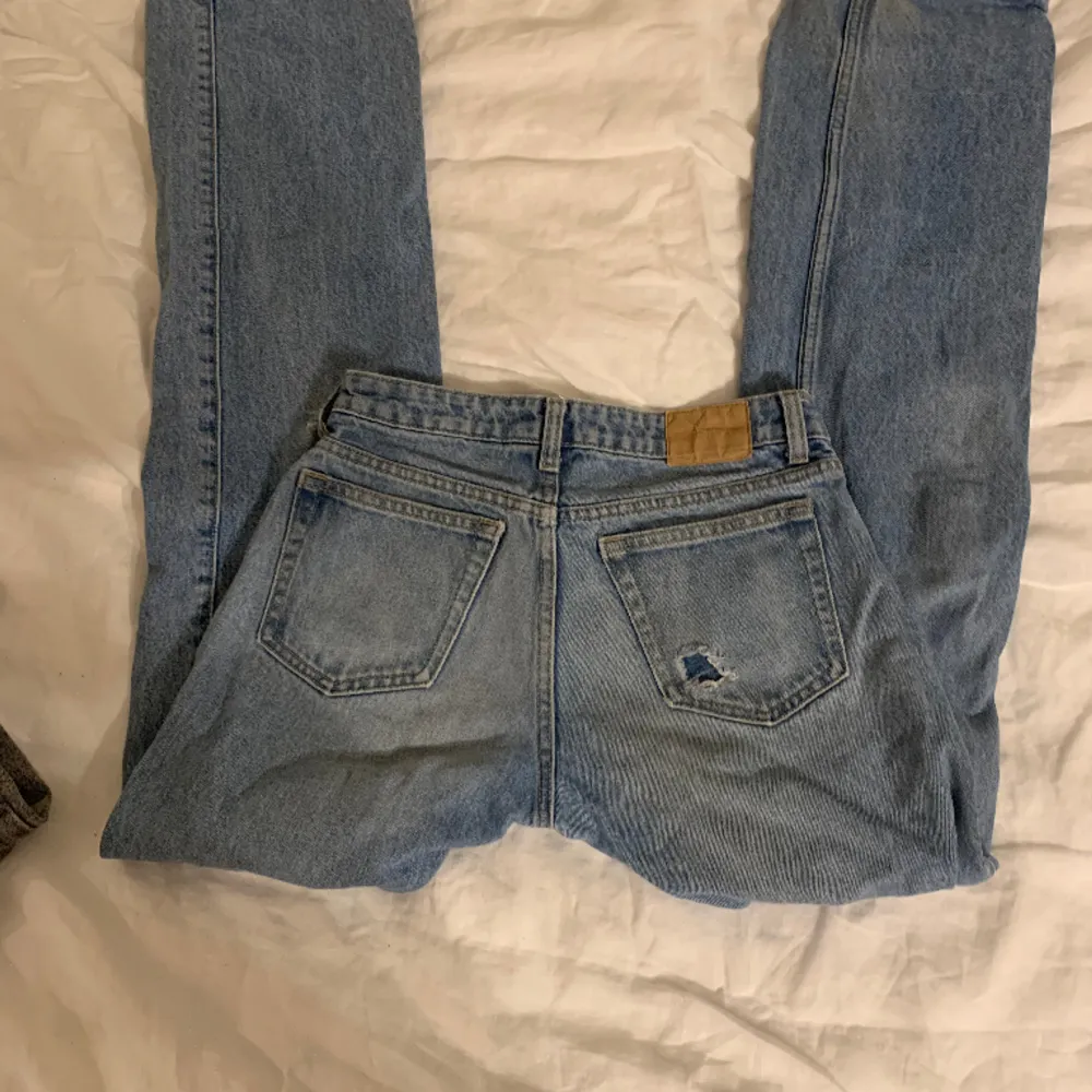 Jättefina jeans från weekday, Lågmidjade och sitter fint på. De har lite fläckar vid benen men bör gå bort i tvätt, därav pris🥰 Använd gärna köp nu! ❤️. Jeans & Byxor.