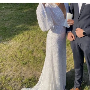 Asos klänning  - Intressekoll på denna jätte vackra klänning från asos. Helt slutsåld på hemsidan. Nypris ca 3000, säljer för 1600 eller högsta bud! Storlek 36, lapparna kvar! Säljer då jag hittat en annan balklänning. Första två bilderna är lånade! 