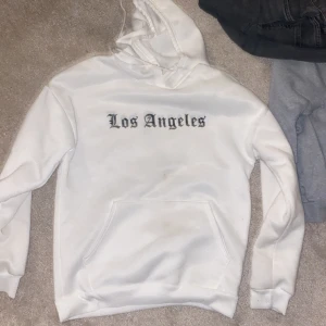 Hoodie vit - Jag säljer denna jag använt cirka en gång, köpt från SHEIN för 70 kr🩷👚