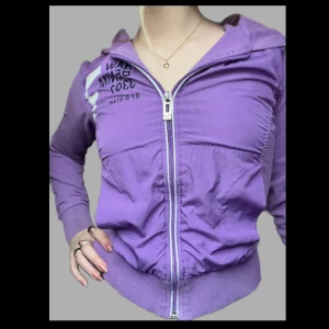 Y2k zip up💜 - Lilja zip up tröja med coolt tryck och luva, 00s tracksuit vibbar. Andvänd ett fåtal gånger och är i mycket bra skick. Perfekt till våren att ha under en jacka eller över ett linne.💜✨