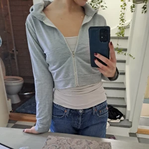 Croppad huvtröja - Fin croppad huvtröja från shein som jag inte längre använder. Den är i fint skick och väldigt 💕💕bekväm. 