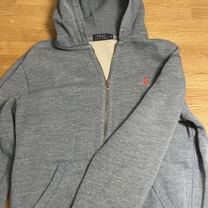 Ralph lauren tröja - Säljer min Ralph lauren zip hoodie eftersom att den inte passar längre, tröjan är i storlek M men passar även S Skick 7/10, skriv vid fler bilder eller frågor!👌😁