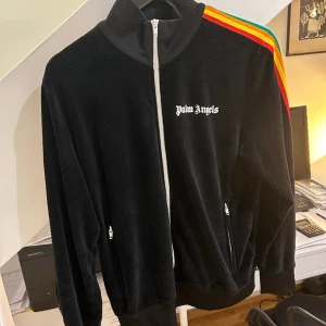 Palm Angels Track Jacket Chenille  - Cond 9/10 Köpt på Illum i Köpenhamn. Storlek L men sitter som M. Skriv vid ytterligare frågor/bilder. Priset är ej hugget i sten!