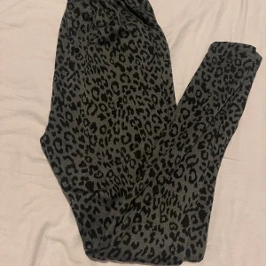 Mjukisbyxor - Mjukisbyxor i leopardmönster  Storlek xs 